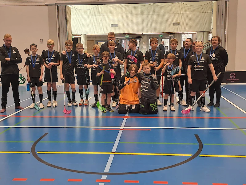 Valokuvassa vasemmalta oikealle: Matti Rauhala, Akseli Pitkä, Elmeri Rauhala, Elias Niittymaa, Anton Salonen, Leevi Rauhala, Aki Lehtimäki, Nooa Heino, Joel Rastas, Lenni Mäkinen, Vili Talo, Sari Rauhala, Onni Rauhala, Taina Auvinen. Eturivi: Eino Tolppala, Wilho Nokkanen, Veeti Heikkinen, Noel Heino, Veikko Lehtimäki. (Kuva: Tiia Valtonen)