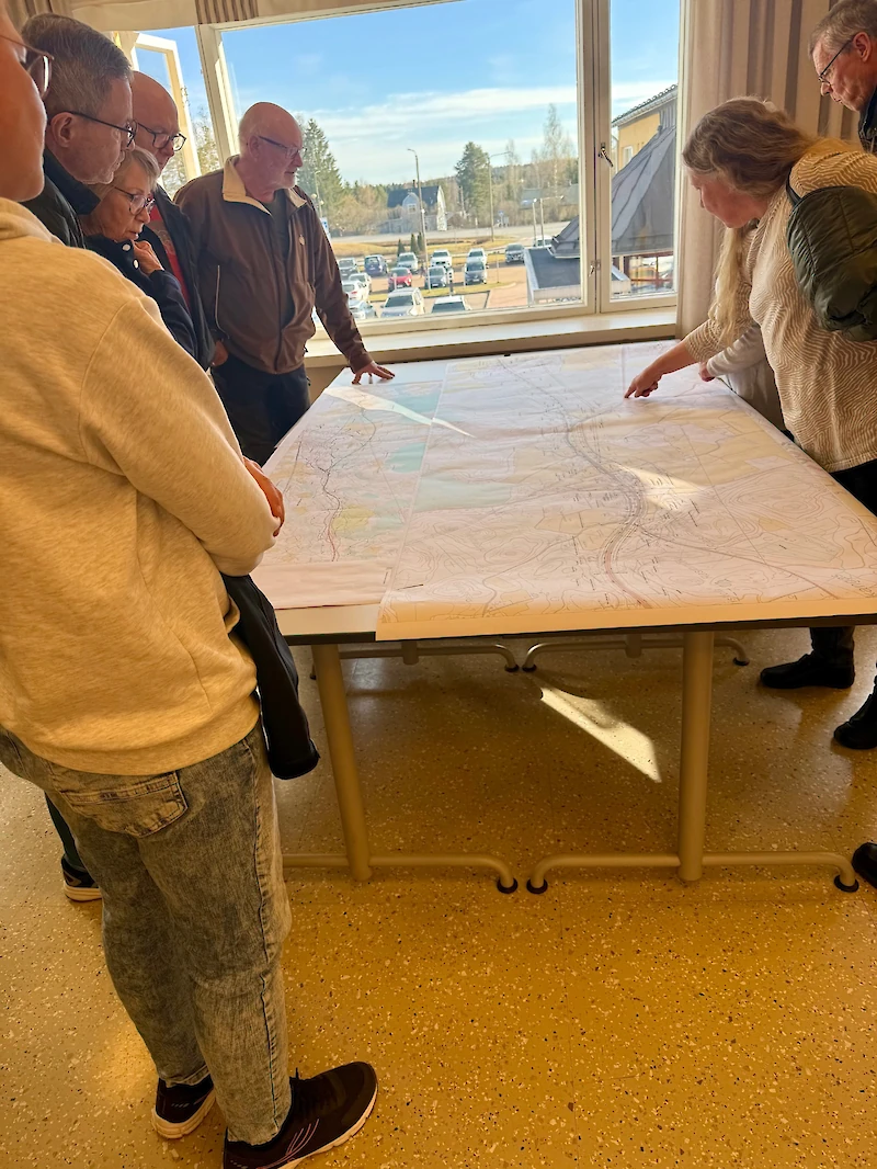 Uusi tielinjaus herätti kysymyksiä yleisössä.