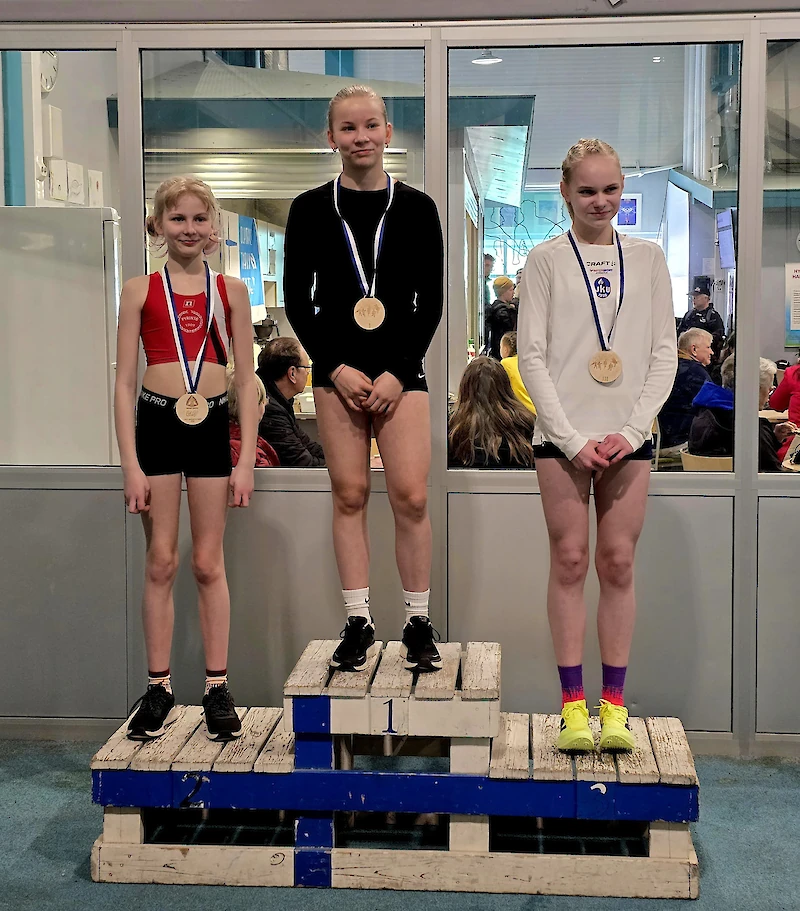 Avoimet nuorten pm-hallit kisattiin Pajulahdessa 5.4. Oona Järvinen nappasi T12 korkeushypyssä hopeaa tuloksella 1,31.