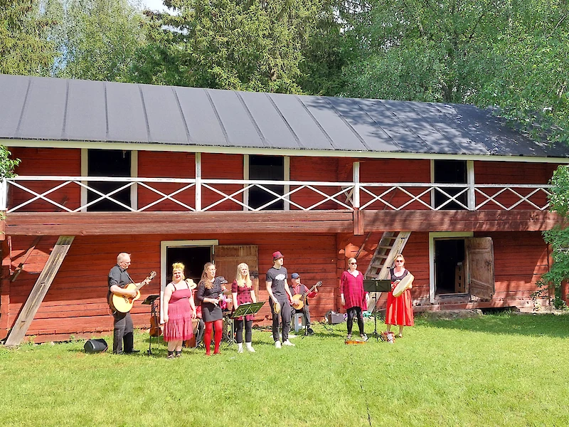 Kansanmusiikkiyhtye Raakku. (Kuva: Johanna Välimetsä)