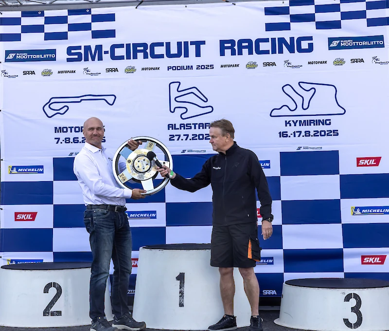 Jarmo Jokilampi luovutti kiertovanteen Ring Race Clubin puheenjohtaja Jarkko Niemelälle 2025. (Kuva: Jari Heikkilä)