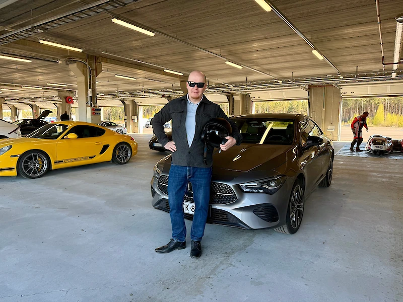 Ajoharjoittelussa on käytettävä kypärää. Porschejen yms. superautojen joukossa voi tulla köyhä olo, pohtii toimittaja.
