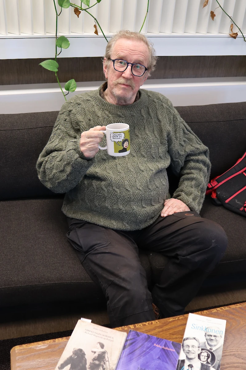 Pekka Asikainen juo tummapaahtoista kahvia usein Viivi ja Wagner -mukistaan.