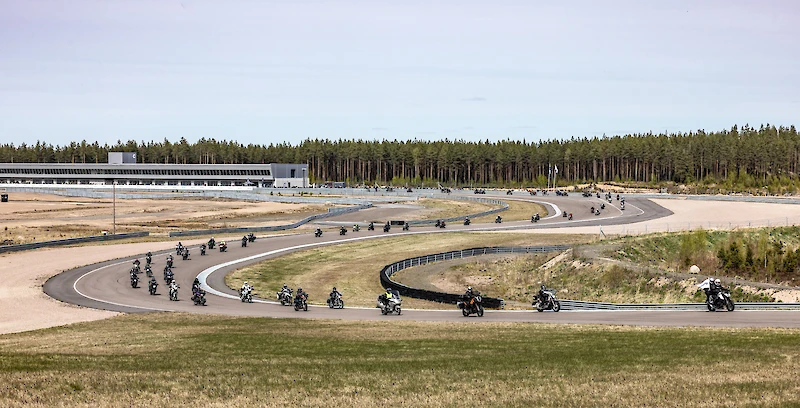 Kymiring GP-rata on 4,5 kilometriä pitkä, näyttävää 435:n motoristin letkaa johti Smoton puheenjohtaja Jarmo Jokilampi.