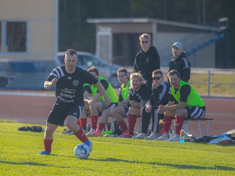 Lauri Kokko jatkaa myös Iitin Pallon riveissä. (Kuva: Yritysholvi)