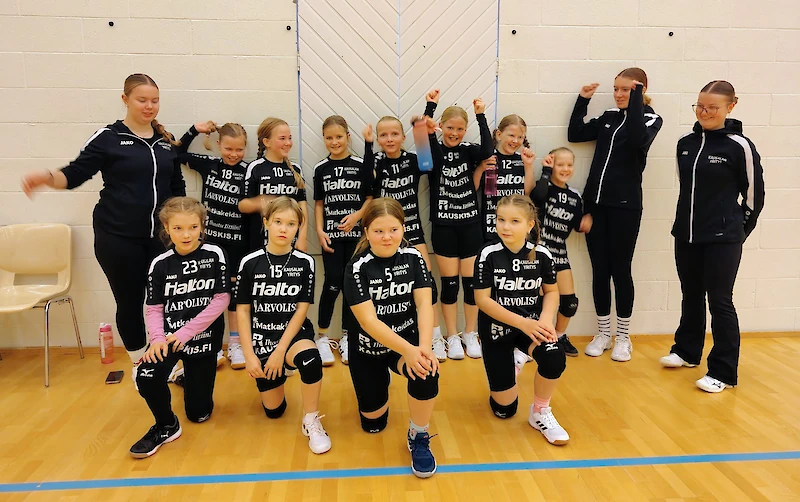 U11-tyttöjen Perunat ja Makkarat yhteisen kotiturnauksen jälkeen.