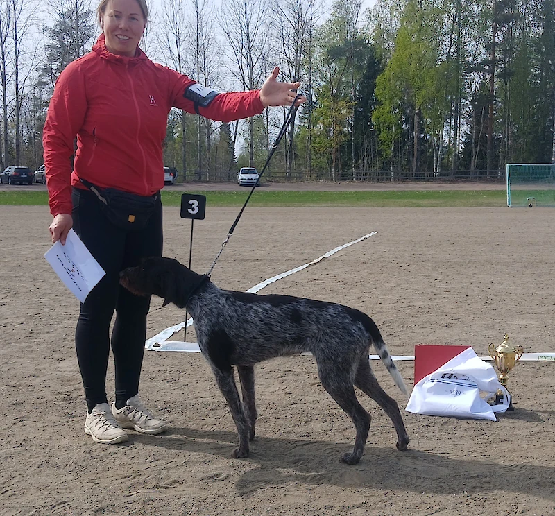 Kuvassa on iitin kaunein koira Hertta ja omistaja Jenna Lahti.
