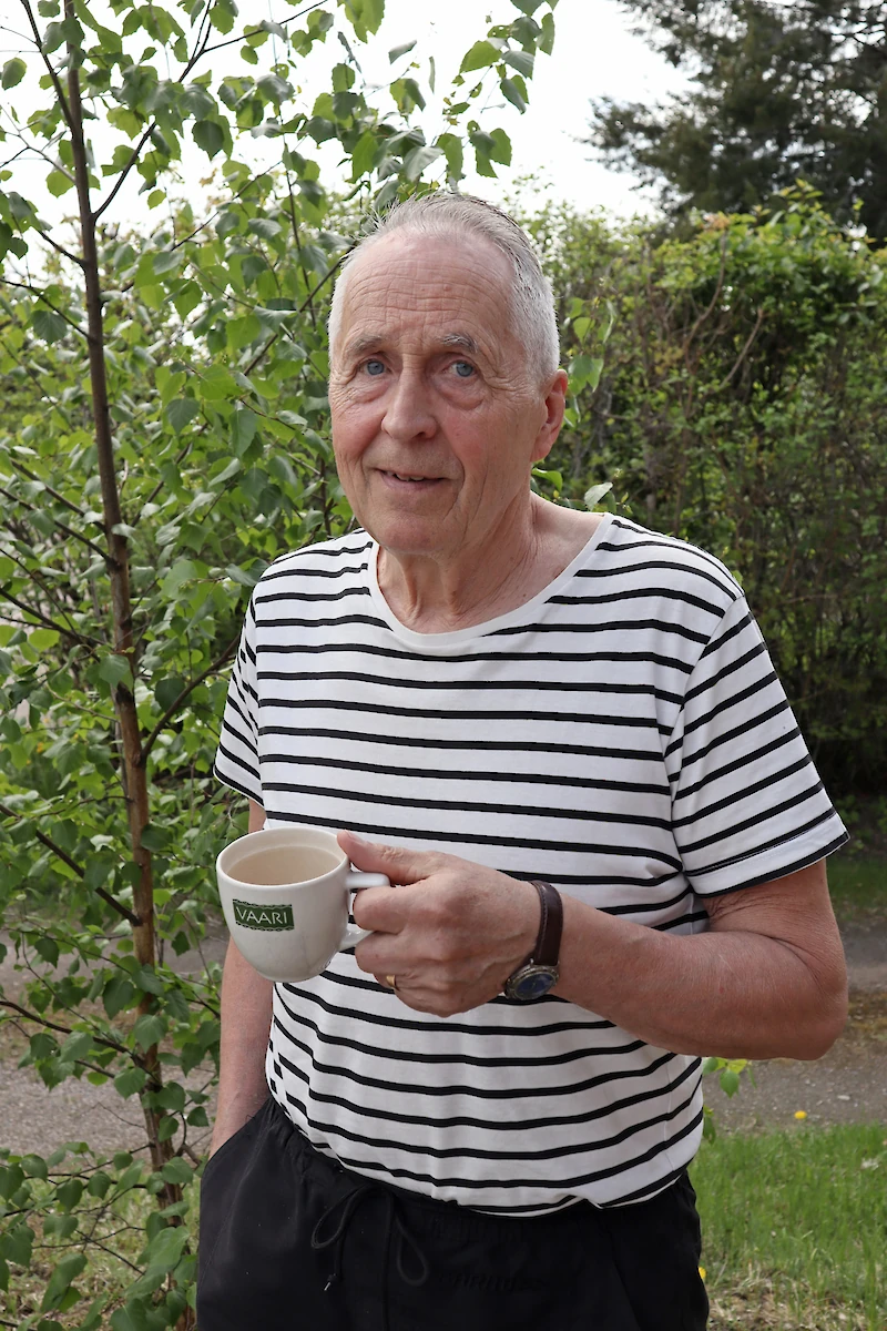 Pentti Vihertön lempimukiin on painettu sana vaari.