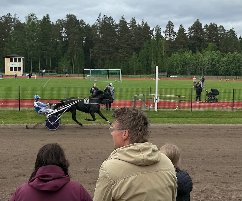 Iitin kunta & Iitin HYS 120 v. -juhlalähdön voitti rataennätyksellä Esa Holopaisen ohjastama ja Matias Salon valmentama Com Milton. (Kuva: Veli-Pekka Kelloniemi)