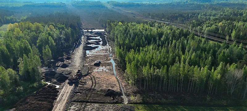 Uuden valtatien linjaus hahmottuu maisemassa.