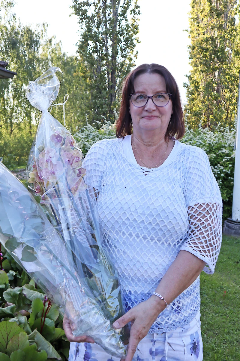 Iitin seurakunnan talouspäällikkö Iiris Mäenpäätä muistettiin kukkasin kirkkovaltuuston kokouksessa maanantaina.