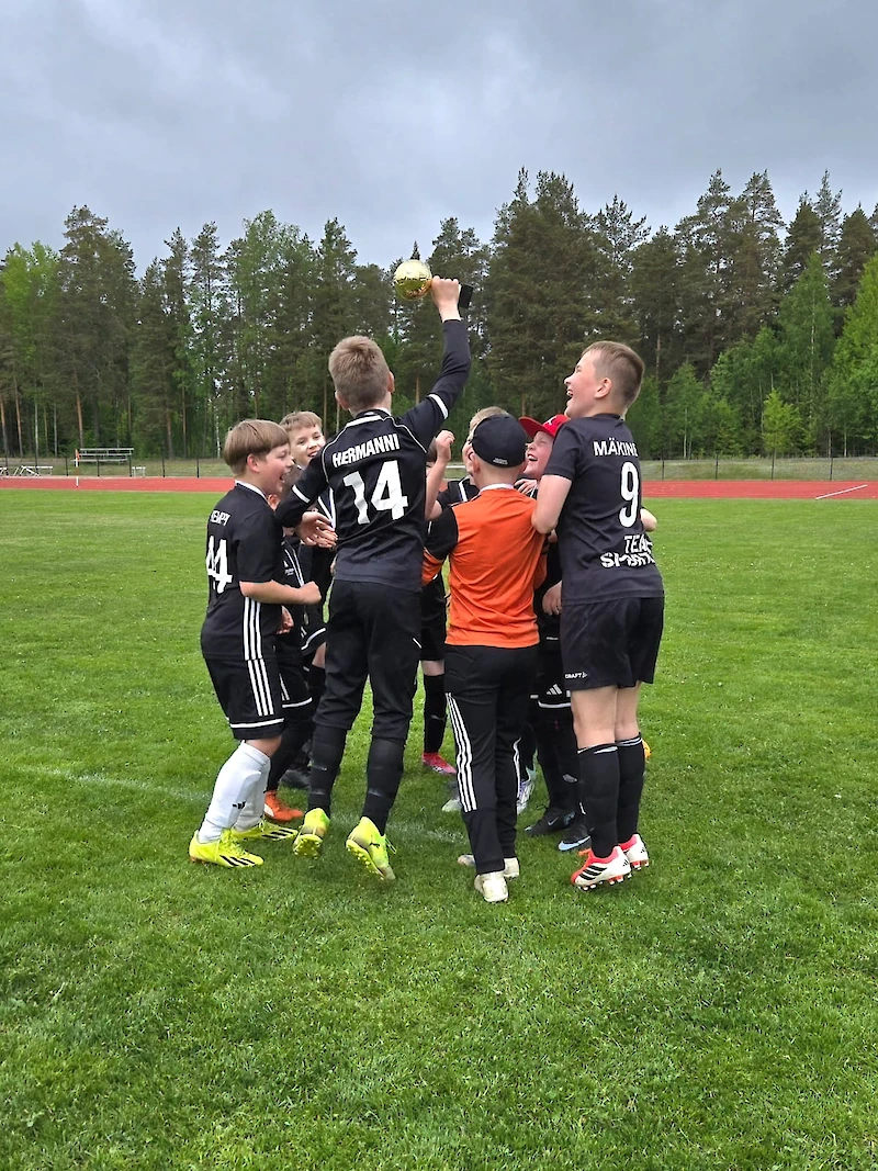 FC Jenga pääsi juhlimaan haastesarjan voittoa Iitti Cupissa.