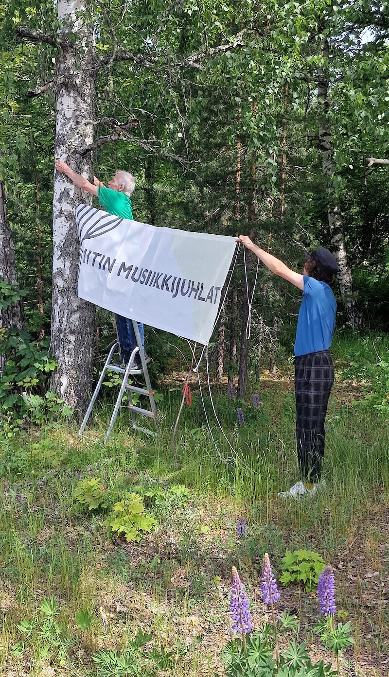 Julistetta ripustavat Justus Mättö ja Simi Pirinen.