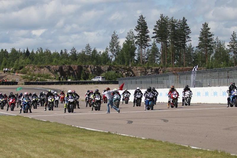 Superbike ja Open 1000 luokkien kuljettajat starttiruuduissa valmiina tiukkaan taistoon mitaleista. (Kuva: Juha Harju)