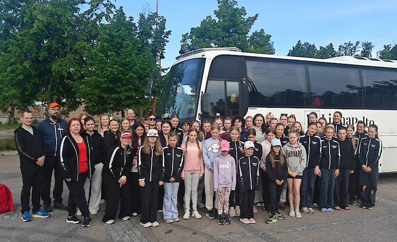 Pääjoukko Yrityksen lentisväestä starttasi Helsinkiin torstaiaamuna Kausalan torilta. (Kuva: Jaana Hoikkala)