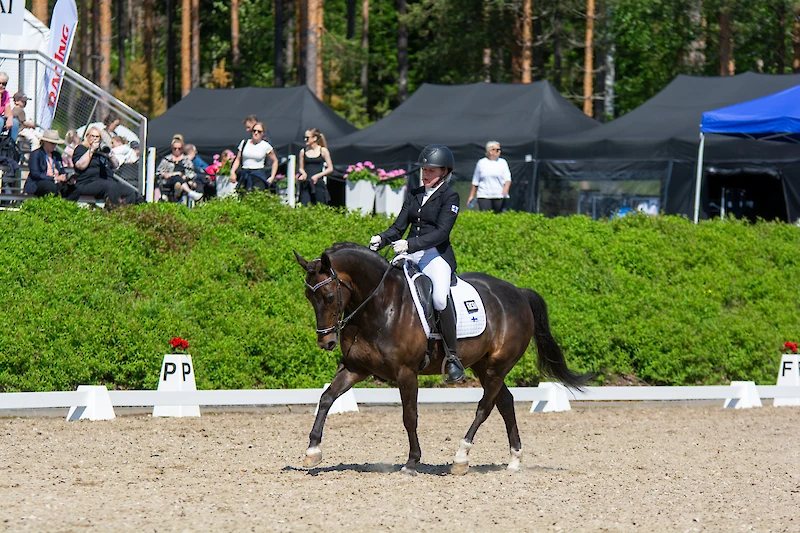 Maria Suhonen ja Viljam-poni SM-kisoissa kesäkuussa. (Kuva: Krista Heikkilä).