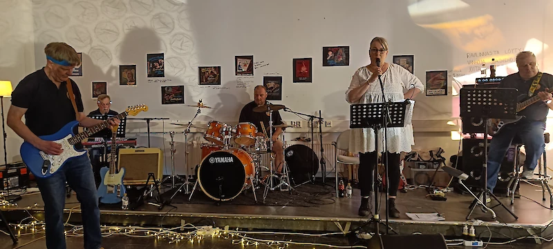 Pertti Rantanen, Juha Yrjölä, Mika P Salminen, Marja Tuominen ja Erkki Asikainen eli Hot Stuff soitti viime viikon torstaina Exit art -tapahtumassa. (Kuva: Pauli Similä)