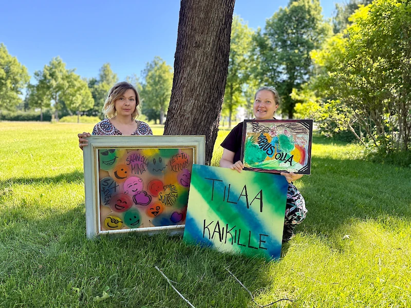 Kiira Ilmarinen ja Terhi Holmberg kutsuvat väkeä keskuspuistoon Pride-piknikille.