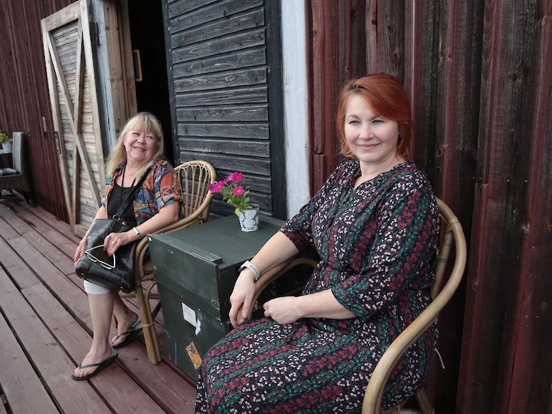 Iina Helander ja Nelli Taavitsainen pitävät taidenäyttelynsä peräkkäin Iitin rantamakasiinilla.