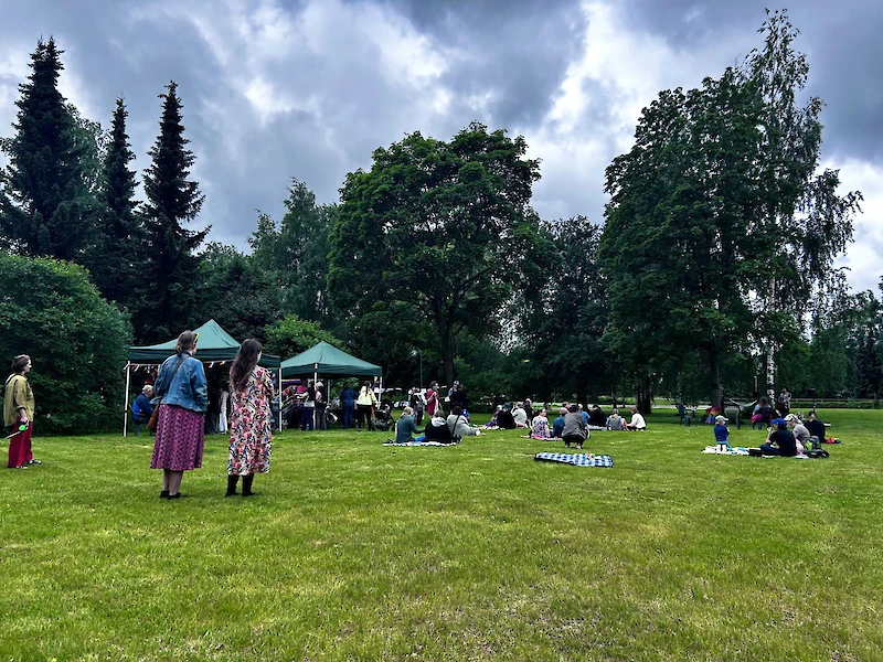 Ensimmäisen Iitti Pride -tapahtuman tunnelmaan kuvailtiin leppoisaksi. (Kuva: Kiira Ilmarinen)