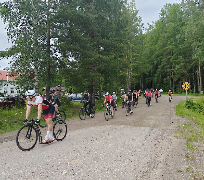 Pyöräilijät lähtivät yhtenä letkana matkaan ajamaan Sääskjärveä ympäri torstaina 25.7.