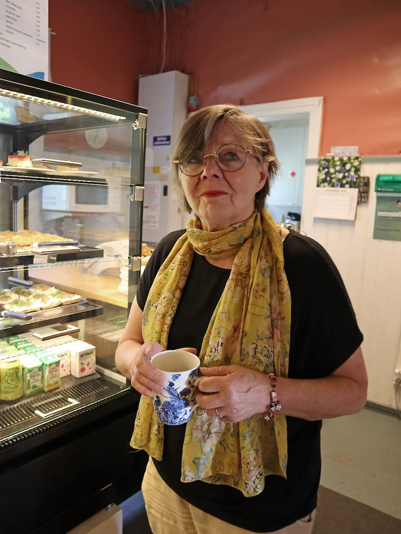 Anna-Leena Ilmarinen tarttui omaan kahvimukiinsa kun kahvilavuorossa oli hiljaisempi hetki.