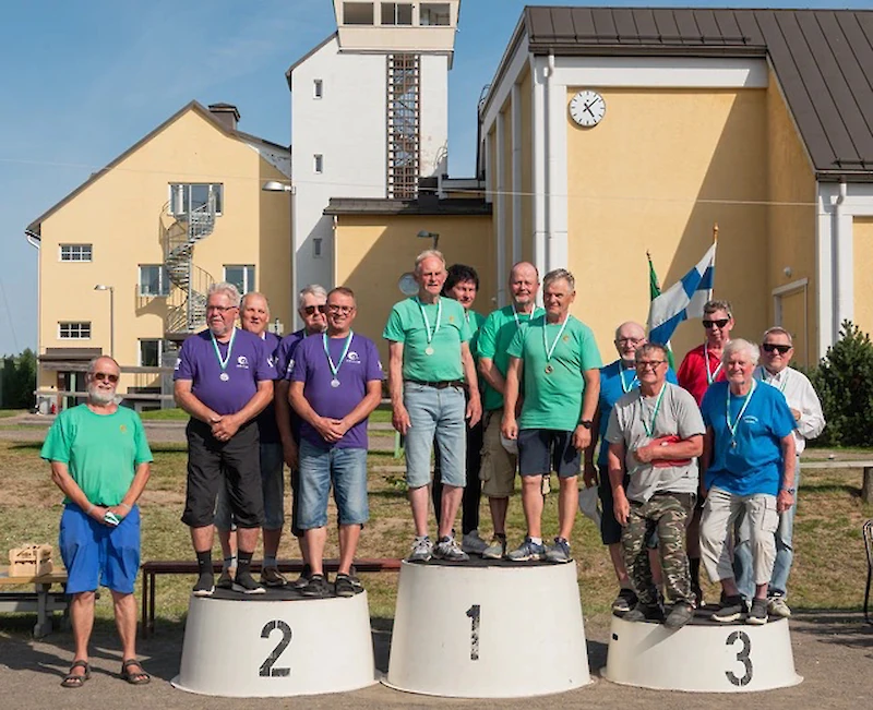Eläkeliiton Iitin yhdistys pääsi tuulettamaan voittoa, kun korkeimmalle korokkeelle kiipesi Iitti 2-joukkue. (Kuva: Kuvauspalvelu MerjAri)