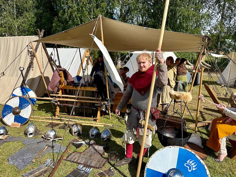 Sotavarusteet kiinnostivat kävijöitä. (Kuvat: Veli-Pekka Kelloniemi)