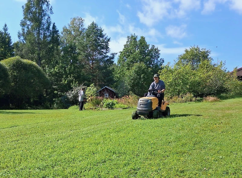 Mökillä riittää puuhaa. (Kuva: Esko Torstin albumi)
