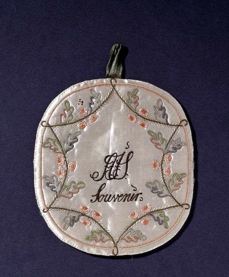 Gustava Sofia Laurellin sulhaslahja A. J. Sjögrenille 1832. Monogrammi AJS Souvenir. (Kuva: Jan Alanco / Helsingin kaupunginmuseo)
