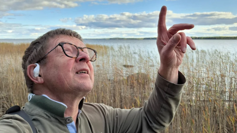 Luonnonsuojeluaktiivi Pekka Väisänen harrastaa valokuvaamista ja tutkii majakoiden historiaa. (Kuva: Pekka Väisäsen kotialbumi)