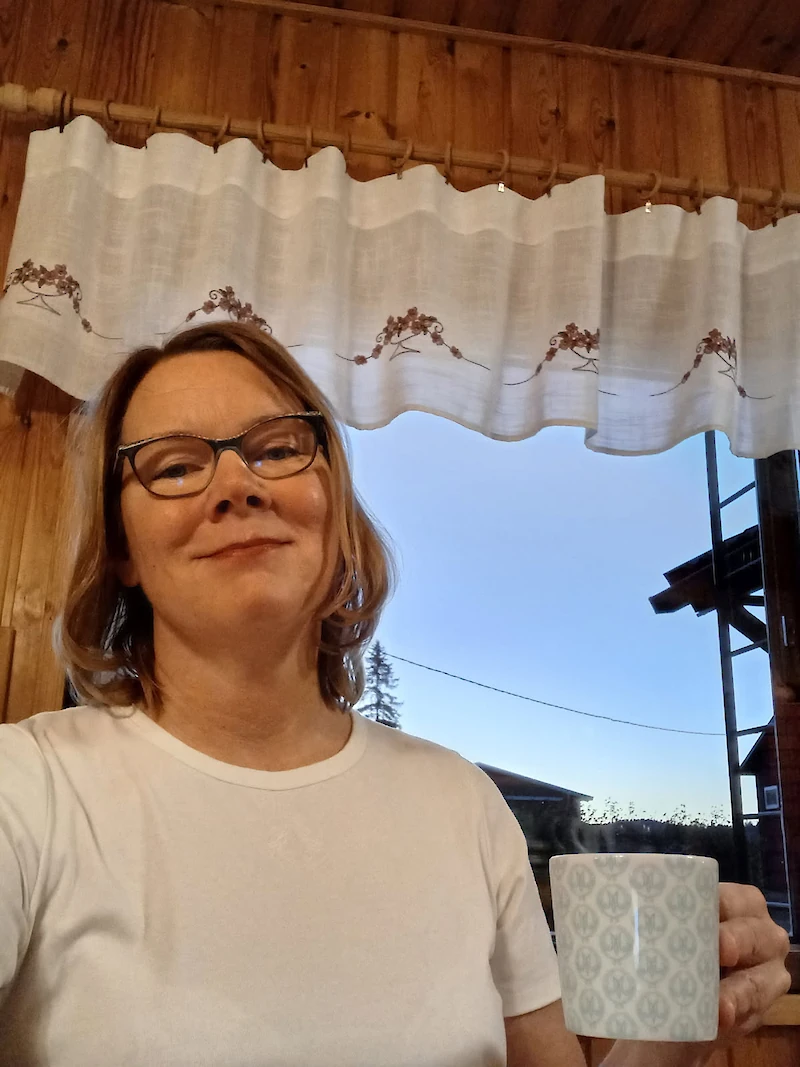 Niina Hömpin aamukahvimukissa on Martta-aihe. (Kuva: Niina Hömpin kotialbumi)