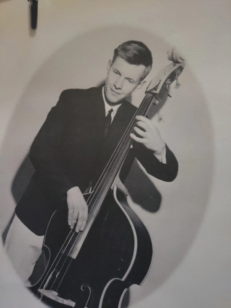 Matti Piiparisella on Lappeenrannan musiikkiopistosta saatu klassisen musiikin tausta. Kymmenisen vuotta hän soitti pystybassoa Taisto Tuomen orkesterissa. (Kuva: Matti Piiparisen kotialbumi.)