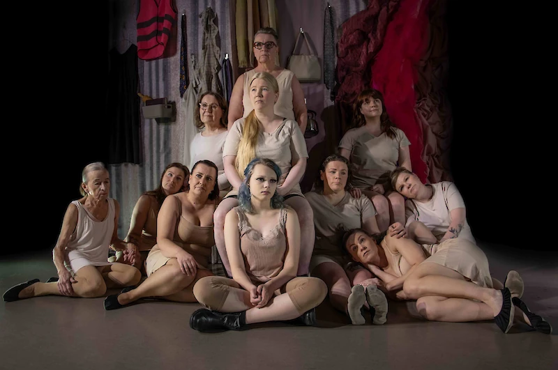 Takana: Eija Vilminko, Teija Sormunen, Anni Kylmälä, Tanja Paakkulainen. Edessä: Sinikka Vainio, Anni Amberg, Päivi Helkala, Lilia Nykänder, Linda Miettinen, Elisa Heikkinen, Heli Nikula. (Kuva: Aino Forsström)