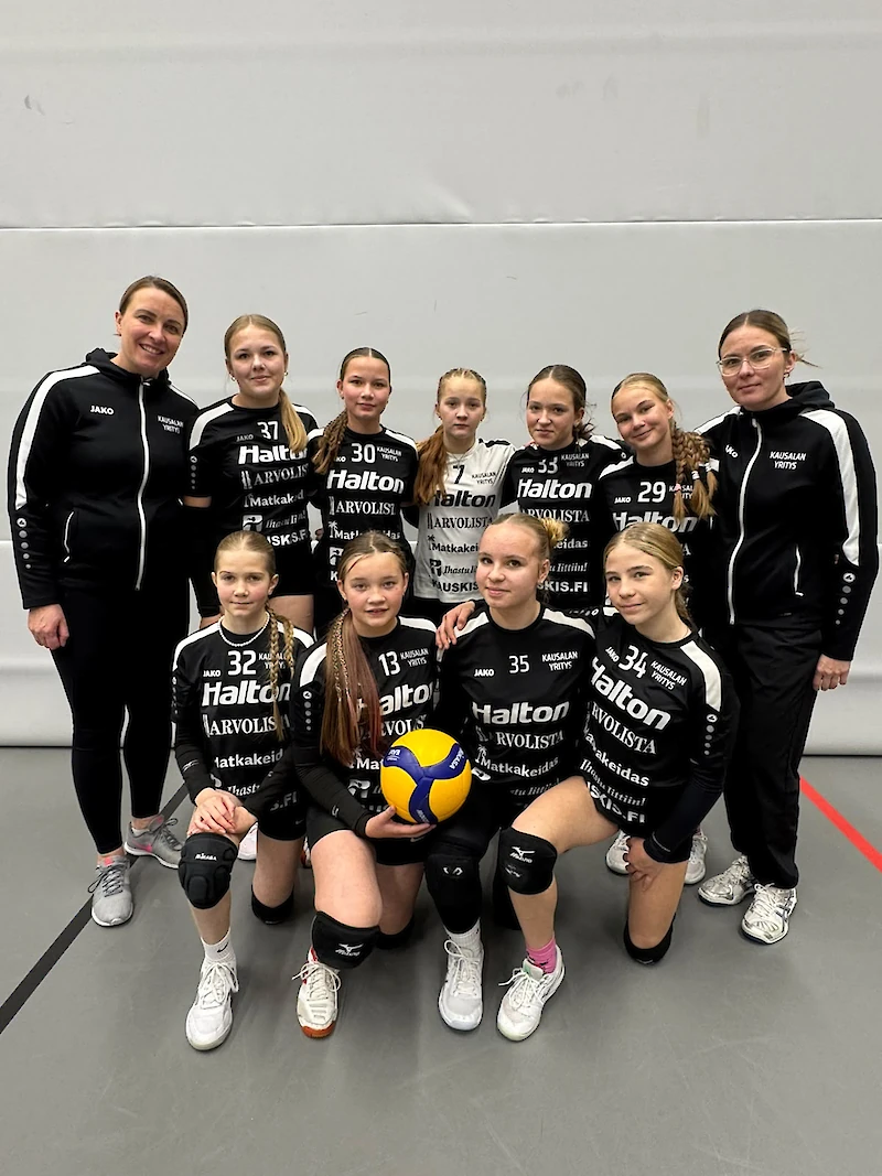 U15-tytöt kauden avausturnauksessa Hollolassa.