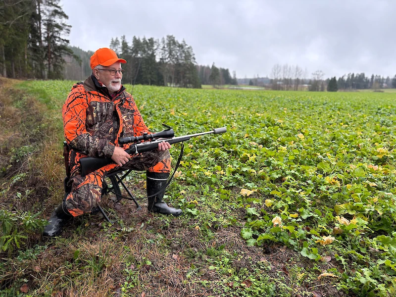 “Syvä hiljaisuus ja rauha”, Maakansan Metsästäjien puheenjohtaja Mauri Orava kuvaili passissa odottamista. Nykyään hirvikivääreissä on melkein kaikissa äänenvaimennin metsästäjän kuulon suojelemiseksi.