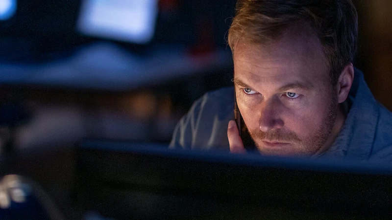 Christian Rubeck näyttelee miljonäärin vaimon katoamista tutkivaa toimittajaa tositapahtumiin perustuvassa norjalaissarjassa. (Kuva: Netflix.)