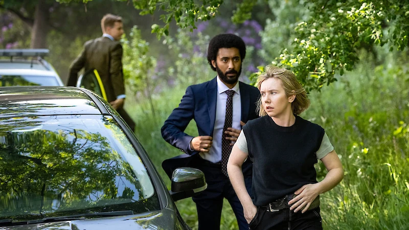 Rikostutkijat Karen Pirie (Lauren Lyle) ja Phil Parhatka (Zach Wyatt) ovat työtovereita, joiden välillä on sekä kilpailua että romantiikkaa. (Kuva: Yle Areena.)