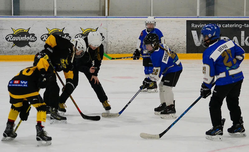 U10-joukkue Lappeenrannassa. Iittiläiset sinivalkoisissa.