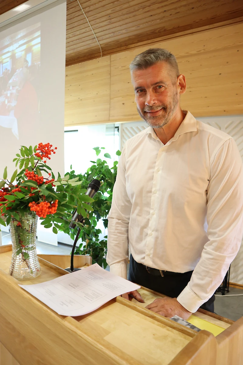 Iittiläissyntyinen Kari-Matti Piilahti on väitellyt tohtoriksi valkealalaisten sosiaalisista ja taloudellisista suhteista. (Kuva: Iitinseudun arkisto.)
