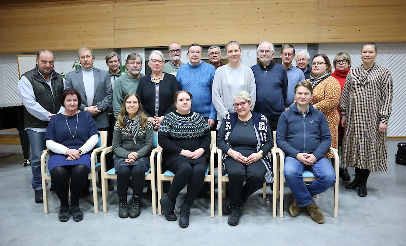 Iitin uusi kirkkovaltuusto kokoontui ryhmäkuvaan.