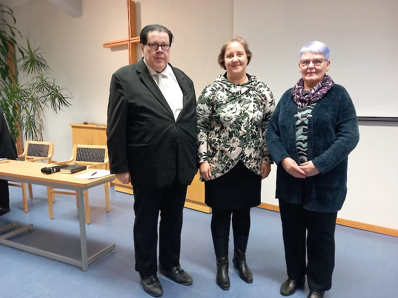 Yhteisten hallintoelinten puheenjohtajat Elina Lehtomäki (keskellä), Jouko Leppänen ja Ritva Janhunen. Puheenjohtajistoon kuuluu myös Arto Helle. (Kuva: Matti Ilmivalta.)