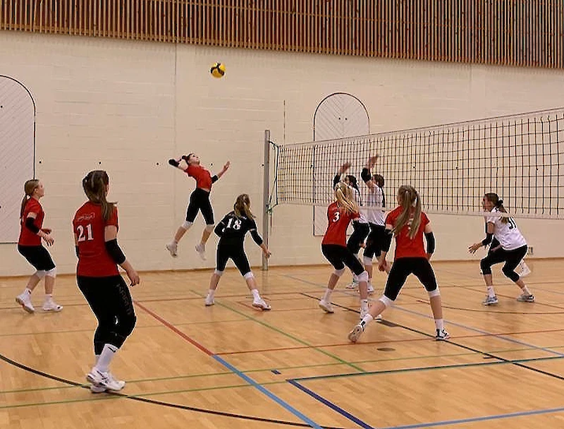 B-tyttöjen kotiturnauksessa nähtiin tasokkaita pelejä. Yrityksen joukkueesta korkeimmalla lyömässä Saana Tapio.