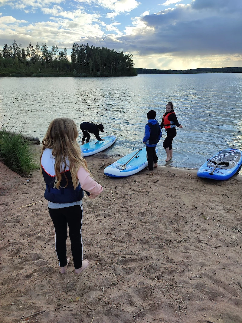 Sääskjärven nuoret järjestivät syyskuussa rantaillan Tuulispäässä Säpinäsatasten avulla. (Kuva: Iitinseudun arkisto.)