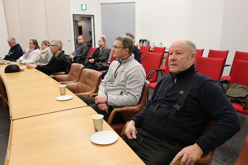 Kari Rämä (oikealla) ja hänen vieressään istuva Jouko Eloranta lähtivät pitämään puusavotasta taukoa yrittäjien aamukahveille ja hakemaan uusia ideoita.