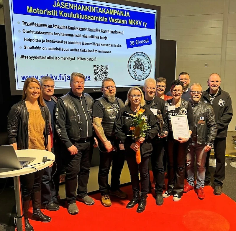 MKKV ry sai paikallislehtien valtakunnallisen Antti-patsaan Helsingin moottoripyörämessuilla. (Kuva: Heikki Similä.)