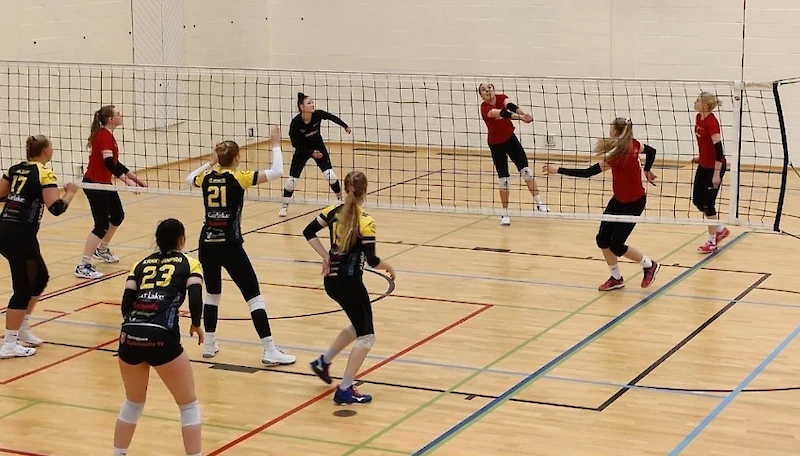 A-tyttöjen Krista Kantola nostaa, ja joukkue seuraa tarkasti tilannetta.