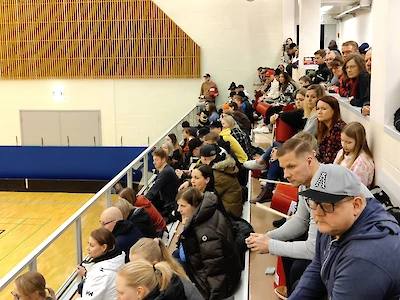 Tarkkaavaisia ilmeitä katsomossa.