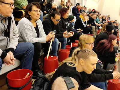 Yleisö rummutti ottelussa jaettuja ämpäreitä.