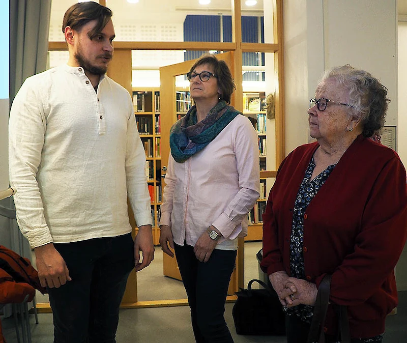 Jesse Kujala kävi kertomassa iittiläisille edunvalvonnasta. Kuvassa myös syöpäyhdistyksen Iitin osaston puheenjohtaja Mervi Kaartoaho ja Kaisa Oksanen.